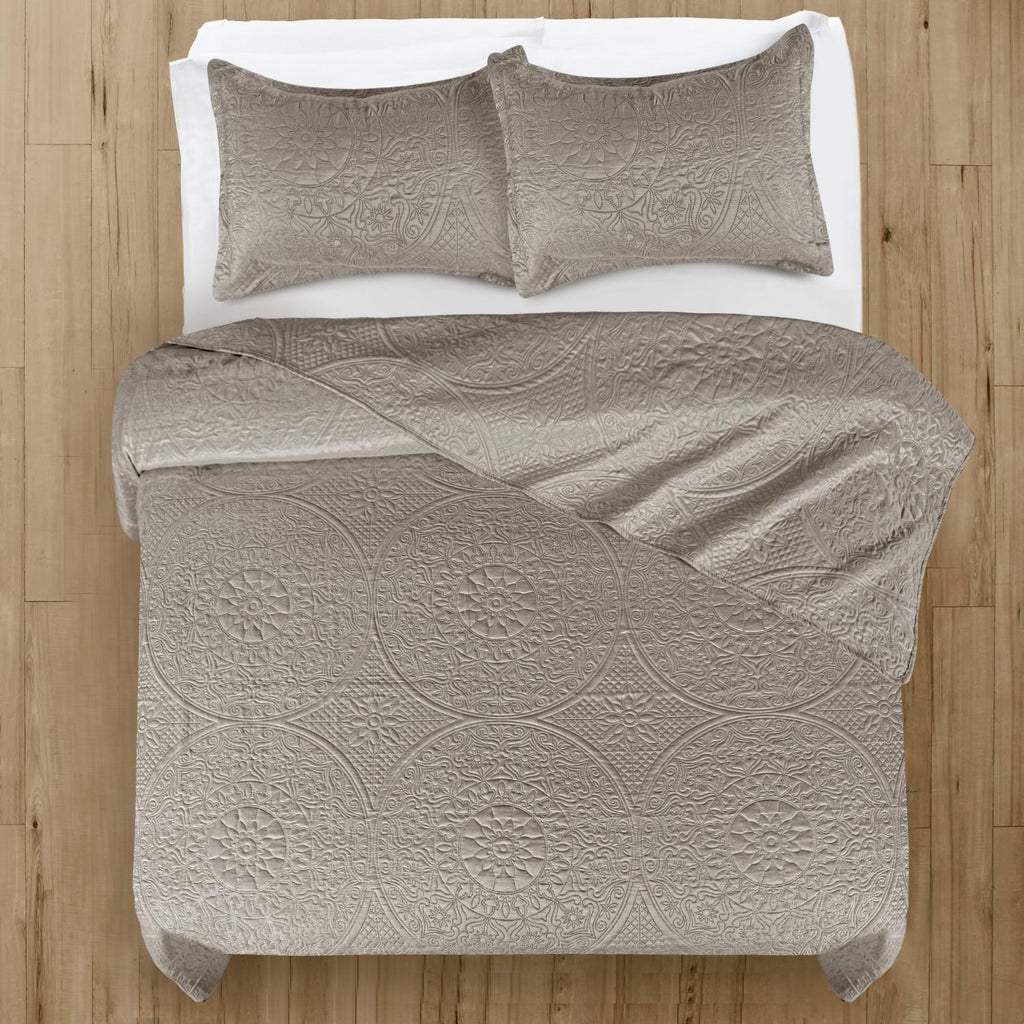 Floral Quilted Bedspread Set — Lightweight All-Season Coverlet with Pillow Shams